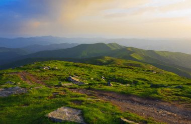 Gün batımında gökyüzünde renkli bulutlar