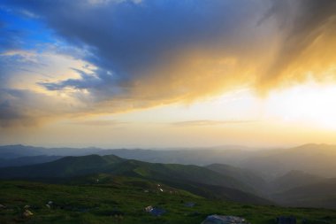 Gün batımında gökyüzünde renkli bulutlar