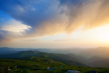 Gün batımında gökyüzünde renkli bulutlar