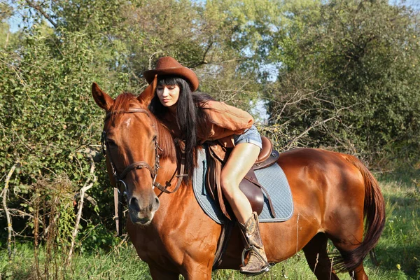 Jezdkyně a její kůň — Stock fotografie