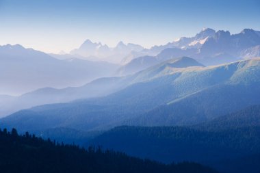 Kafkas Dağları üzerinde gündoğumu