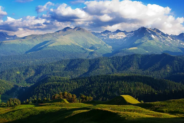 Nascer do sol sobre as montanhas do Cáucaso — Fotografia de Stock