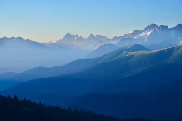 コーカサス山脈の山の日の出 — ストック写真