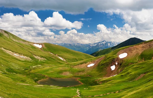 Un piccolo lago nel Caucaso . — Foto Stock