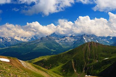 Kafkas Dağları nın güzel bir manzara.
