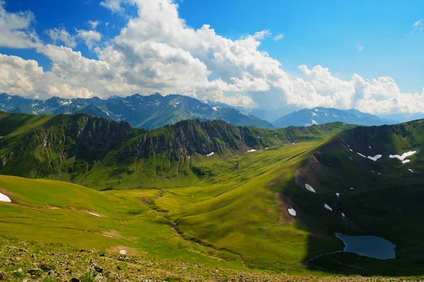 Όμορφη θέα στα βουνά του Καυκάσου. — Φωτογραφία Αρχείου