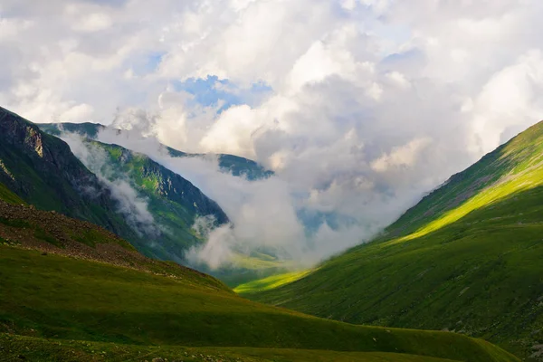Uma bela vista das montanhas do Cáucaso . — Fotografia de Stock