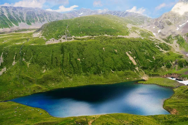 Lago de montaña en las montañas del Cáucaso Occidental —  Fotos de Stock