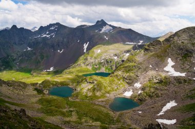 Batı Kafkasya dağlarında dağ gölü