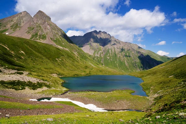 西コーカサス山脈の山の中の山の湖 — ストック写真