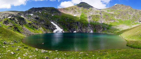 Lago de montaña en las montañas del Cáucaso Occidental — Foto de Stock