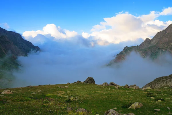 Nebbia serale nella valle tra le montagne — Foto Stock