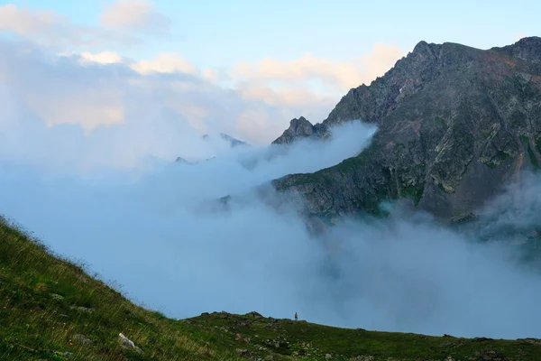 Nebbia serale nella valle tra le montagne — Foto Stock
