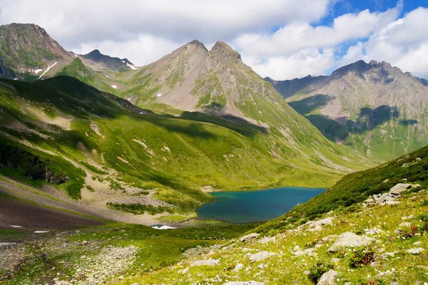 Lago de montaña en las montañas del Cáucaso Occidental — Foto de Stock