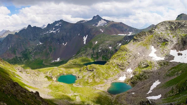 西コーカサス山脈の山の中の山の湖 — ストック写真