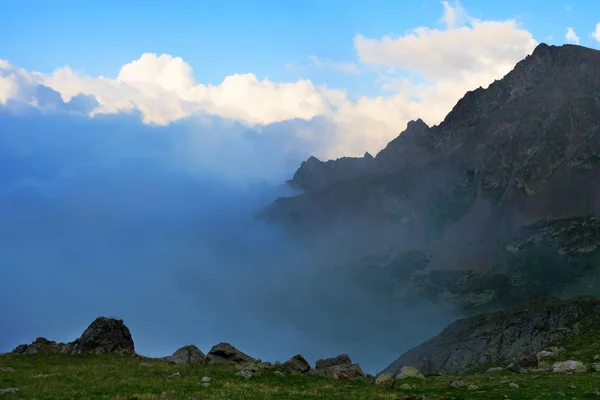 Niebla nocturna en el valle entre las montañas — Foto de Stock