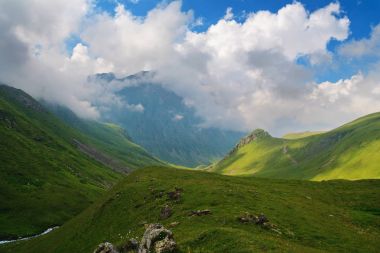 Akşam sis dağları arasında Vadisi'nde