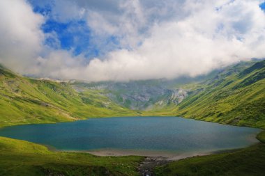 Batı Kafkasya dağlarında dağ gölü