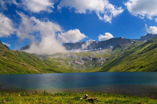 Mountain Lake στα βουνά του δυτικού Καύκασου — Φωτογραφία Αρχείου