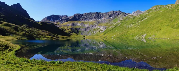 Гірське озеро в горах Західний Кавказ — стокове фото