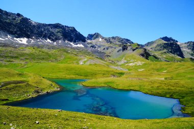Batı Kafkasya dağlarında dağ gölü