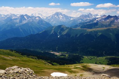 Kafkas Dağları nın güzel bir manzara.