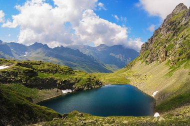 Batı Kafkasya dağlarında dağ gölü