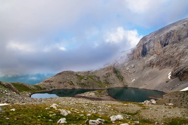 西コーカサス山脈の山の中の山の湖 — ストック写真