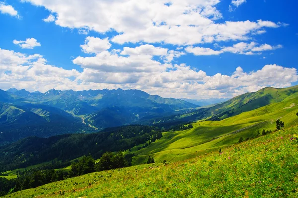 카프카스 산맥의 아름 다운 보기. — 스톡 사진