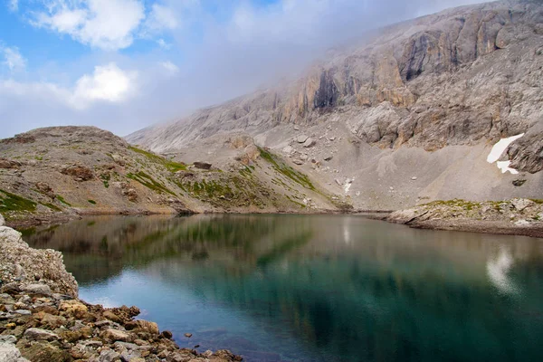 Lago de montaña en las montañas del Cáucaso Occidental —  Fotos de Stock