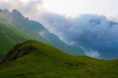 Sis dağlar arasında