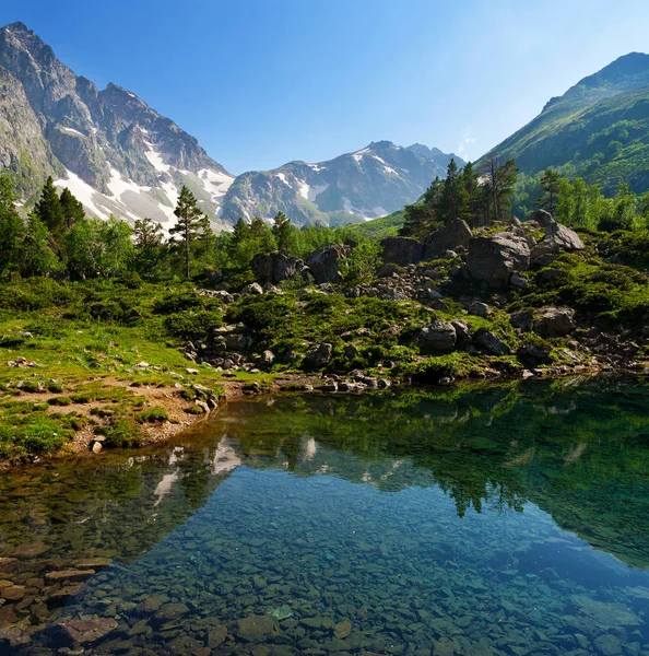 Lac de montagne dans les hautes terres du Caucase — Photo