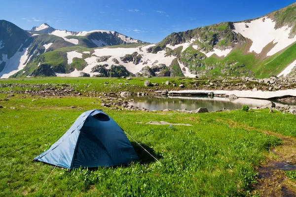 Touristenzelt auf der Alm — Stockfoto