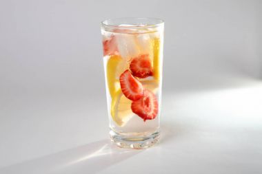 Soğuk kokteyl limon ve çilek ile