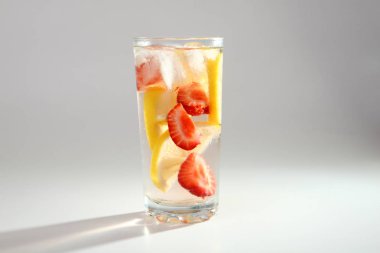 Soğuk kokteyl limon ve çilek ile