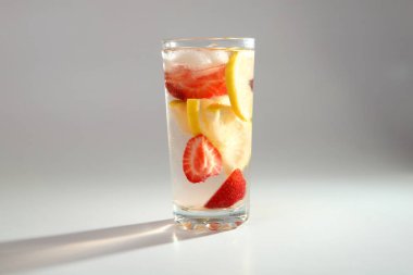 Soğuk kokteyl limon ve çilek ile