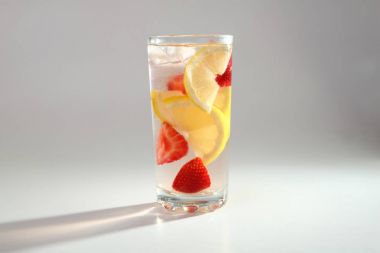 Soğuk kokteyl limon ve çilek ile