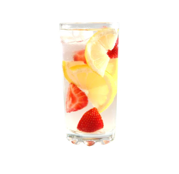Kalter Cocktail mit Zitrone und Erdbeeren — Stockfoto
