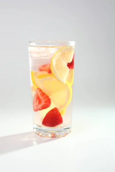 Kalter Cocktail mit Zitrone und Erdbeeren — Stockfoto