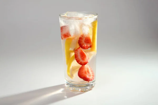 Cocktail frio com limão e morangos — Fotografia de Stock