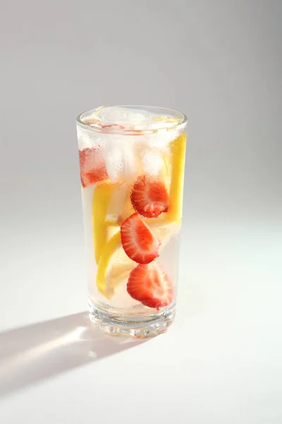 Soğuk kokteyl limon ve çilek ile — Stok fotoğraf