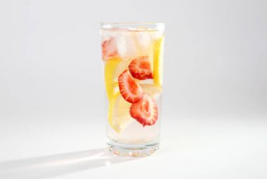 Soğuk kokteyl limon ve çilek ile