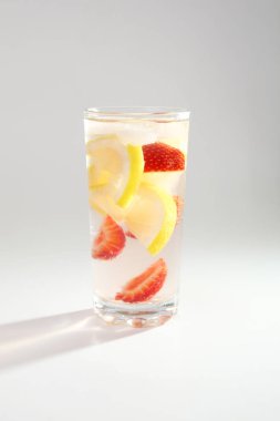 Soğuk kokteyl limon ve çilek ile