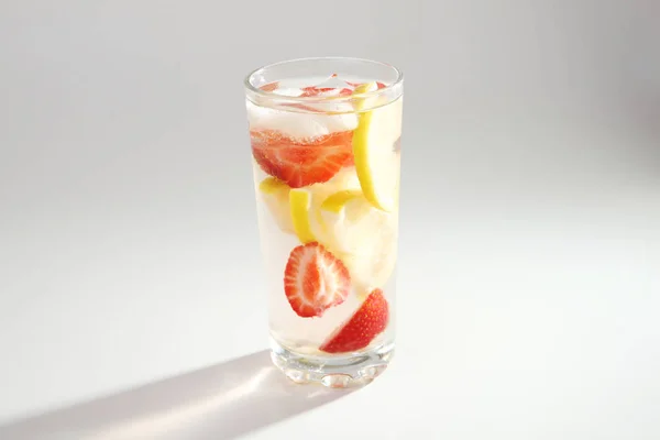 Cold cocktail with lemon and strawberries — Stock Photo, Image