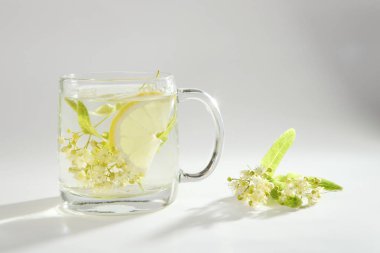 Bir cam bardak limonlu çay kireç