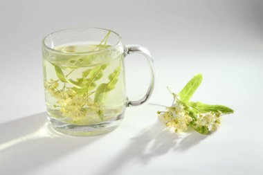 Bir cam fincan limon çayı