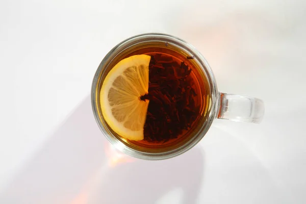 Black tea with lemon in a glass cup. — Stock Photo, Image