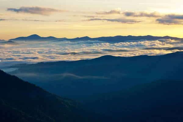 La niebla entre las montañas — Foto de Stock