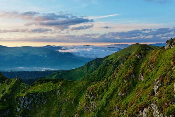 Montañas Cárpatos por la mañana. — Foto de Stock