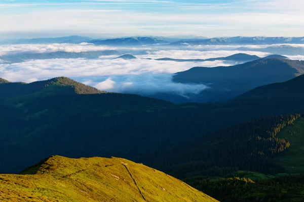 Carpathian Mountains in the morning. — Stock Photo, Image